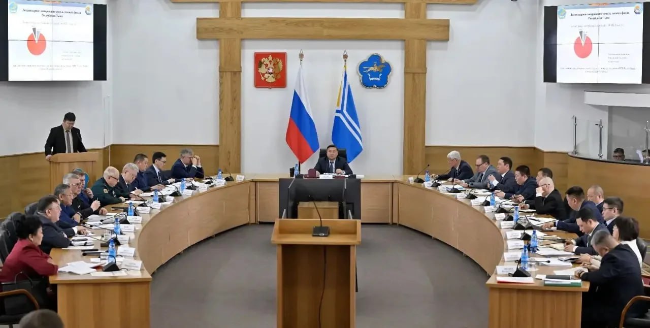 Владислав Ховалыг поручил усилить подготовку к паводкам и пожарам в Туве