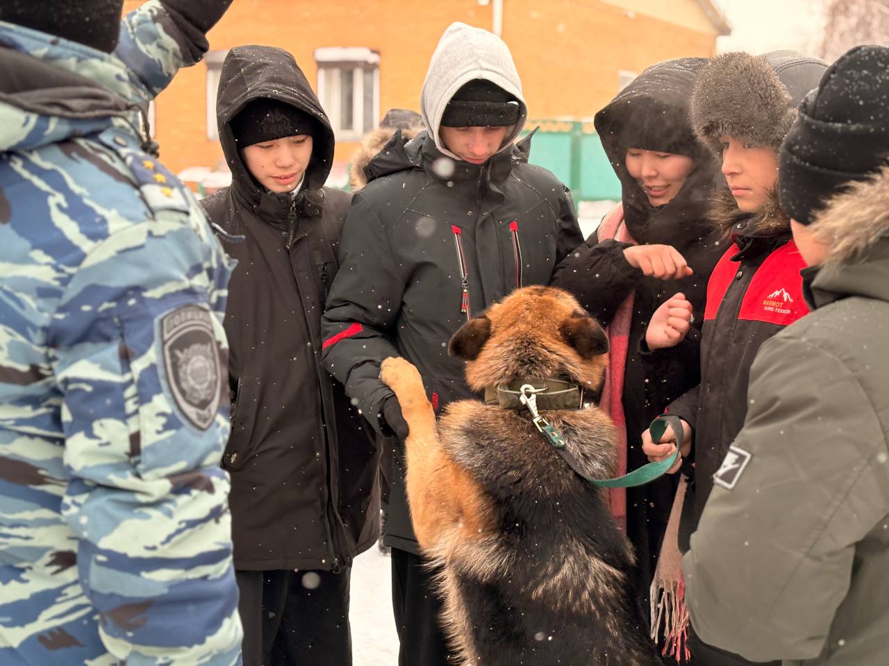 Член Общественного совета при МВД по Республике Тыва Артыш Монгуш организовал для учеников школы-интерната экскурсию в Центр кинологической службы МВД по Республике Тыва Член Общественного совета при МВД по Республике Тыва Артыш Монгуш организовал для учеников школы-интерната экскурсию в Центр кинологической службы МВД по Республике Тыва