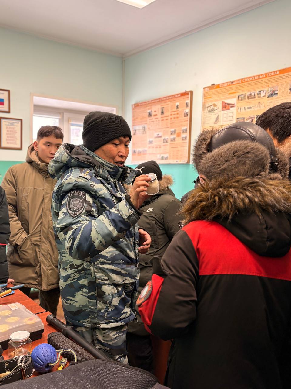 Член Общественного совета при МВД по Республике Тыва Артыш Монгуш организовал для учеников школы-интерната экскурсию в Центр кинологической службы МВД по Республике Тыва Член Общественного совета при МВД по Республике Тыва Артыш Монгуш организовал для учеников школы-интерната экскурсию в Центр кинологической службы МВД по Республике Тыва