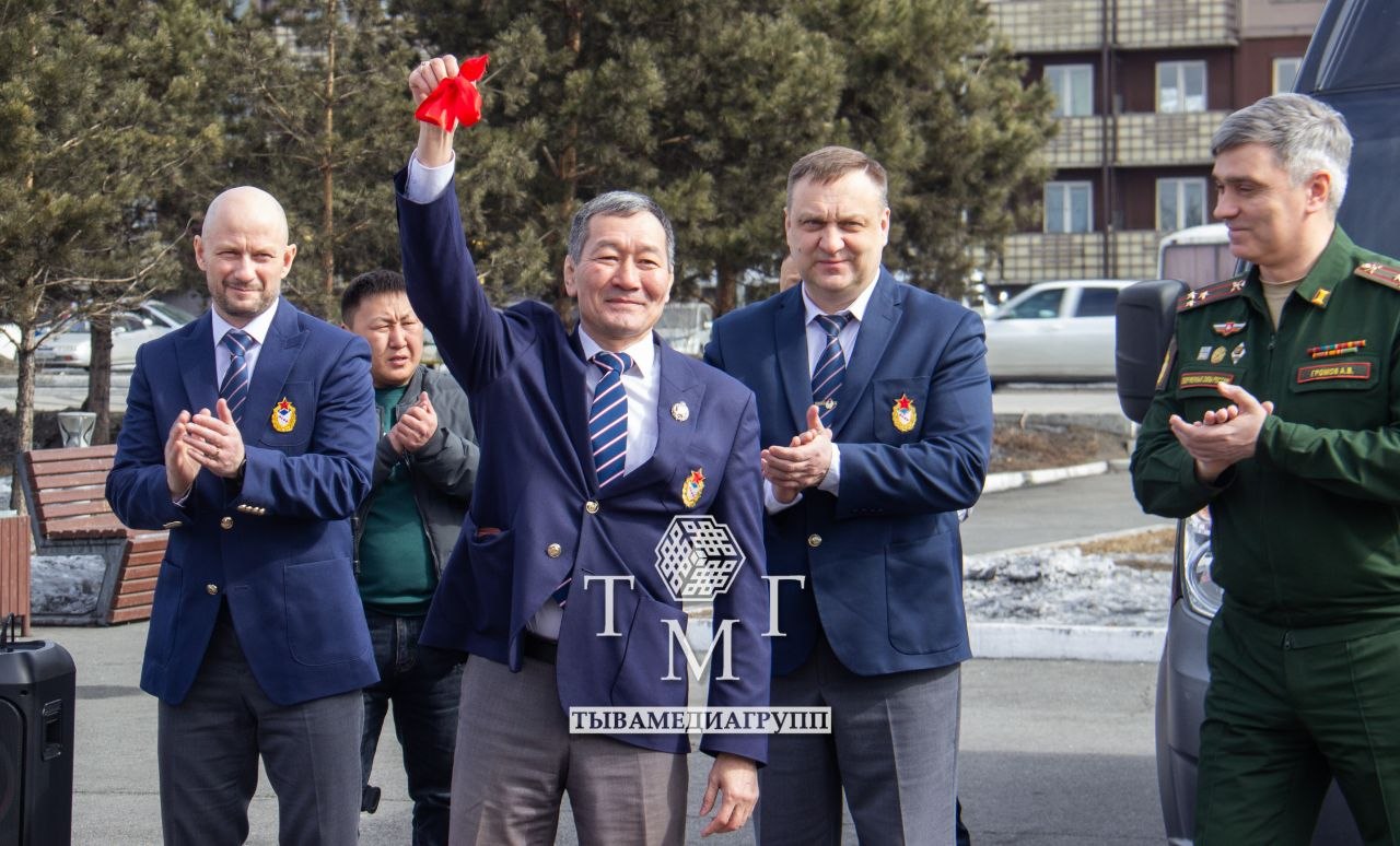 Спортивная школа ЦСКА Тыва получила новый микроавтобус Спортивная школа ЦСКА Тыва получила новый микроавтобус