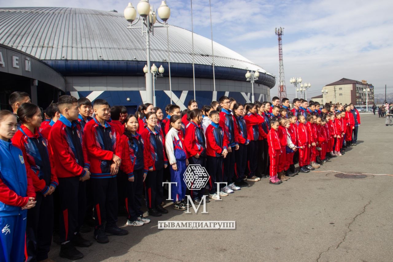 Спортивная школа ЦСКА Тыва получила новый микроавтобус Спортивная школа ЦСКА Тыва получила новый микроавтобус