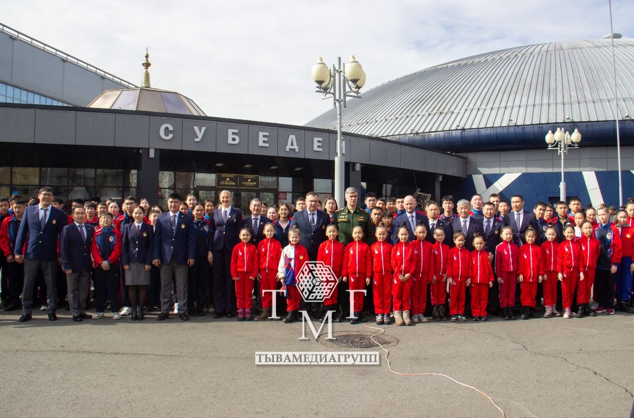 Спортивная школа ЦСКА Тыва получила новый микроавтобус Спортивная школа ЦСКА Тыва получила новый микроавтобус