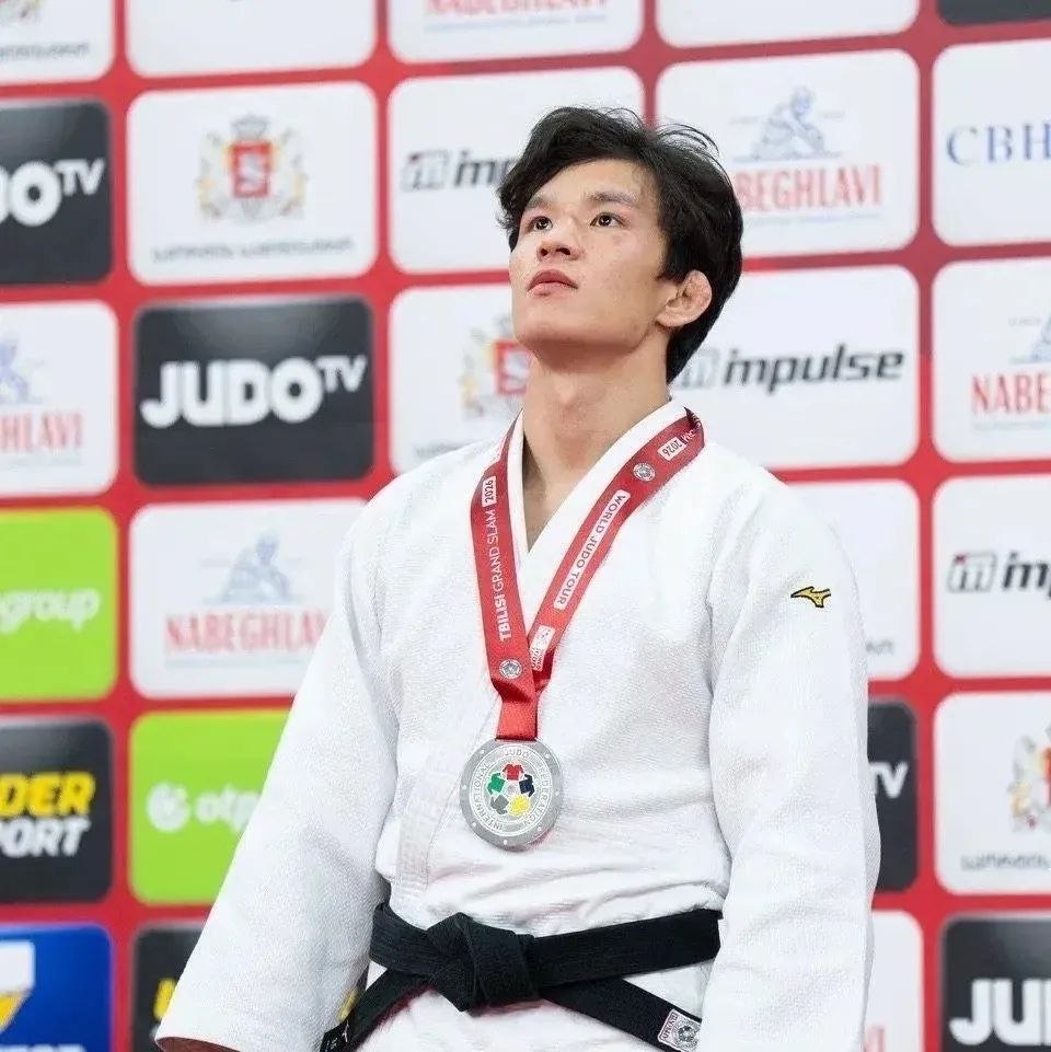 Дзюдоист из Тувы Ачыты Домбуу завоевал серебряную медаль на турнире «Большого шлема» в Тбилиси Дзюдоист из Тувы Ачыты Домбуу завоевал серебряную медаль на турнире «Большого шлема» в Тбилиси