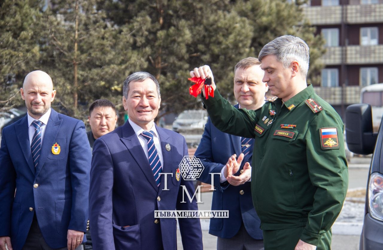 Спортивная школа ЦСКА Тыва получила новый микроавтобус