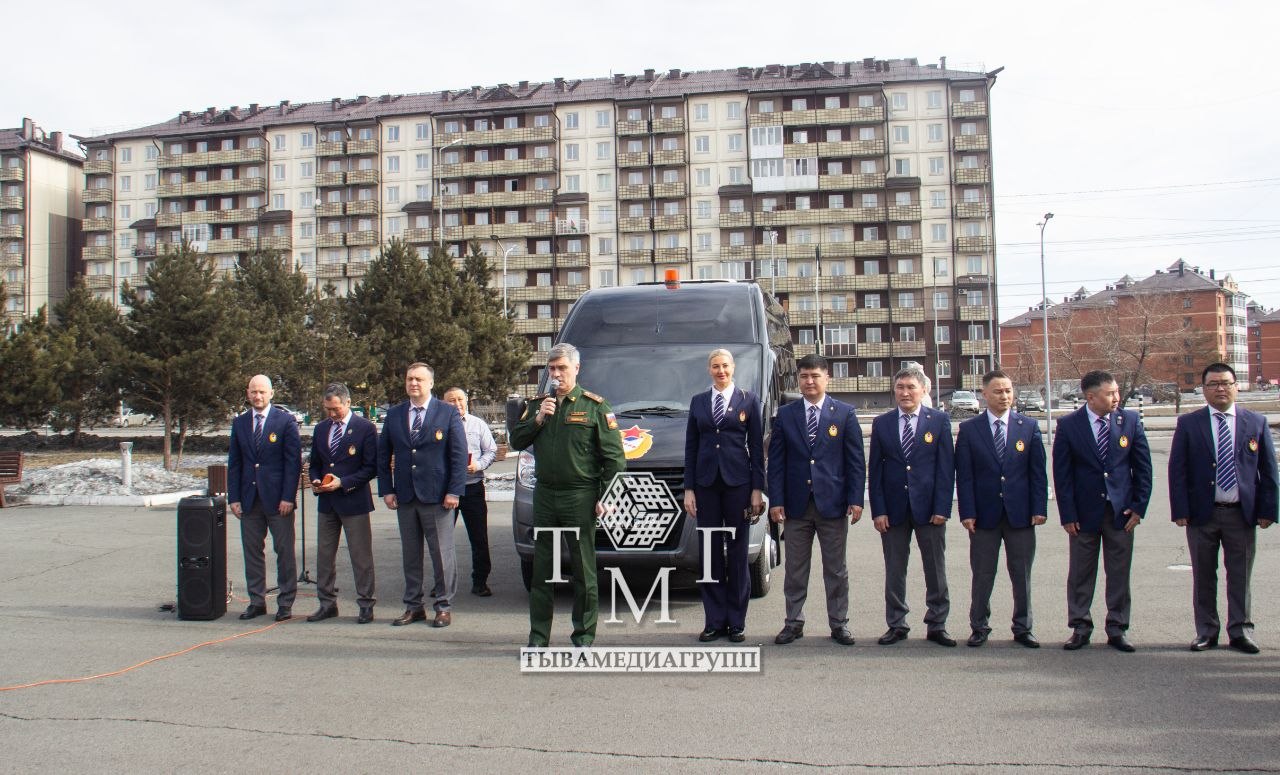 Спортивная школа ЦСКА Тыва получила новый микроавтобус Спортивная школа ЦСКА Тыва получила новый микроавтобус