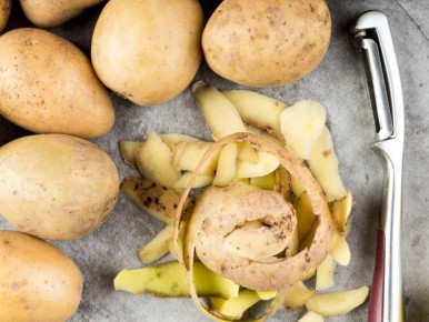 Как картофельные очистки становятся незаменимым помощником для вашего сада