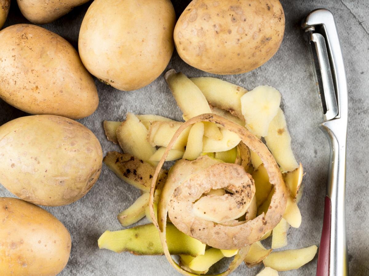 Как картофельные очистки становятся незаменимым помощником для вашего сада