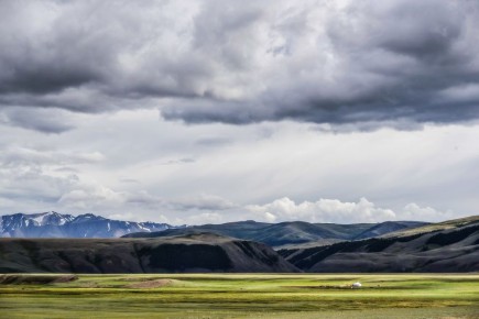 Такое отождествление действительно встречается в некоторых позднесредневековых построениях: например, в «Сказании о князьях Владимирских» московские государи возводили свой род к брату римского императора Августа — Прусу, а...