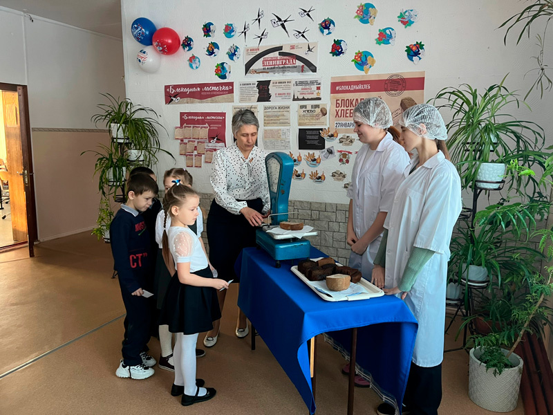 Школьники Раисинской средней школы ощутили вес истории на акции «Блокадный хлеб»