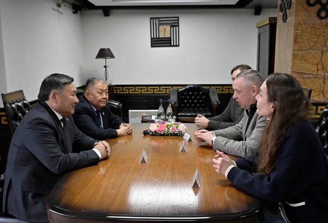 Никита Михалков поздравил Национальный театр им. В.Кок-оола с 90-летним юбилеем и анонсировал приезд своего театра в Туву Никита Михалков поздравил Национальный театр им. В.Кок-оола с 90-летним юбилеем и анонсировал приезд своего театра в Туву