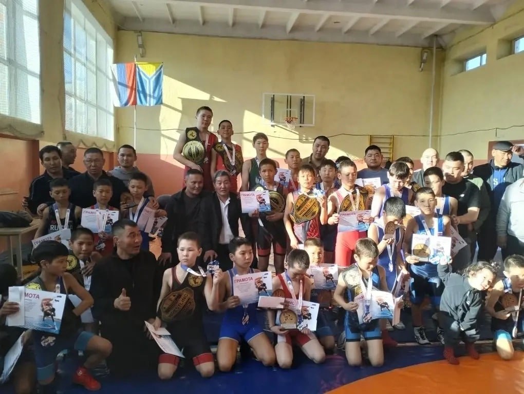 В Шагонаре прошел турнир по вольной борьбе в честь легендарного тренера Херела Дагба В Шагонаре прошел турнир по вольной борьбе в честь легендарного тренера Херела Дагба