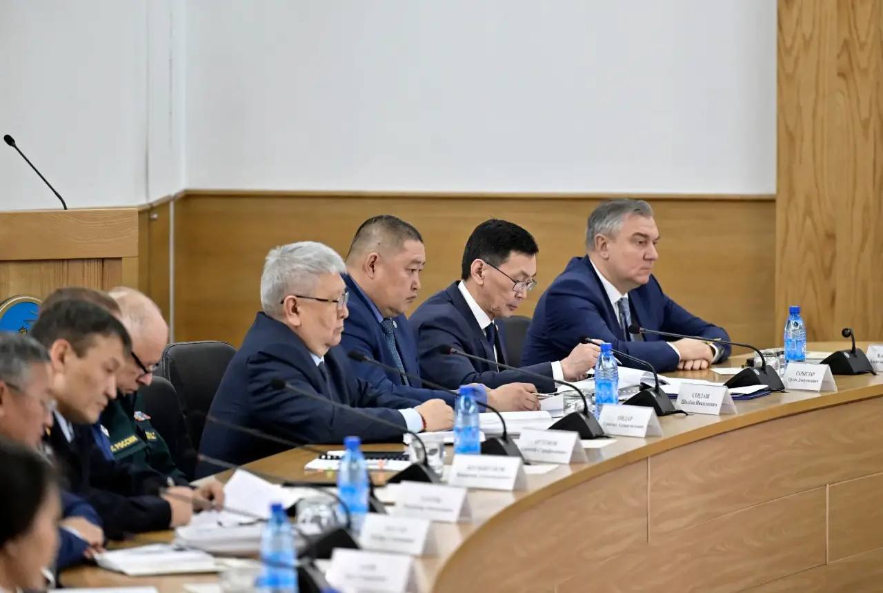 Владислав Ховалыг: Рабочую неделю начали с аппаратного совещания Владислав Ховалыг: Рабочую неделю начали с аппаратного совещания