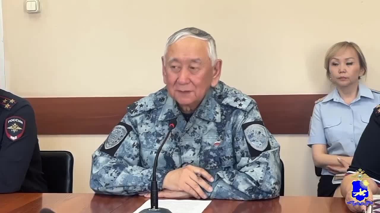 В МВД по Республике Тыва почтили память героев: мать первого Героя России Сапижат Мазаева провела урок мужества для сотрудников полиции