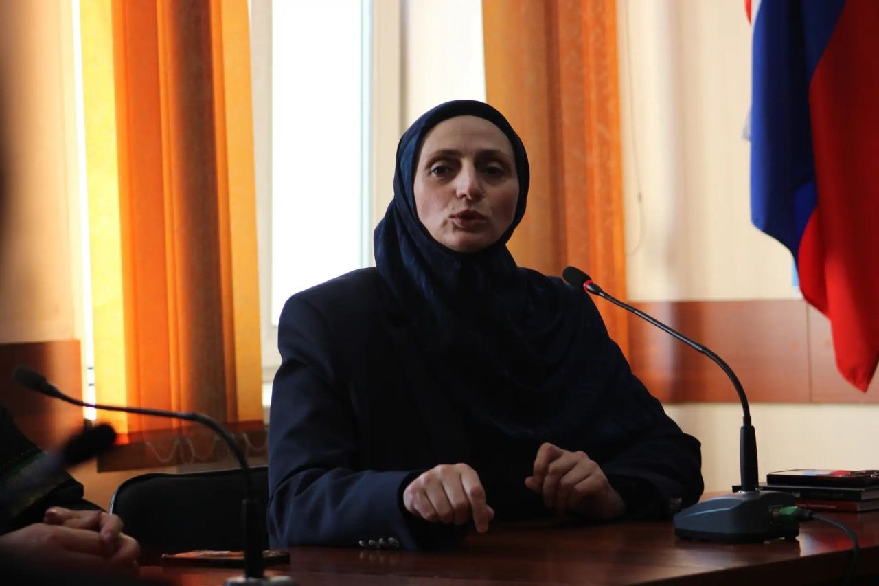 В МВД по Республике Тыва почтили память героев: мать первого Героя России Сапижат Мазаева провела урок мужества для сотрудников полиции В МВД по Республике Тыва почтили память героев: мать первого Героя России Сапижат Мазаева провела урок мужества для сотрудников полиции