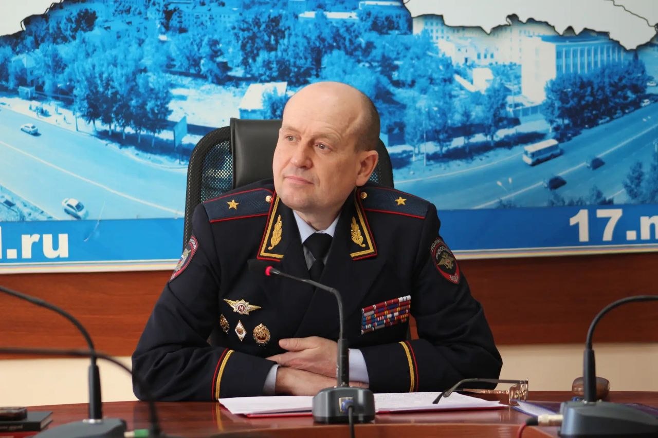 В МВД по Республике Тыва почтили память героев: мать первого Героя России Сапижат Мазаева провела урок мужества для сотрудников полиции В МВД по Республике Тыва почтили память героев: мать первого Героя России Сапижат Мазаева провела урок мужества для сотрудников полиции