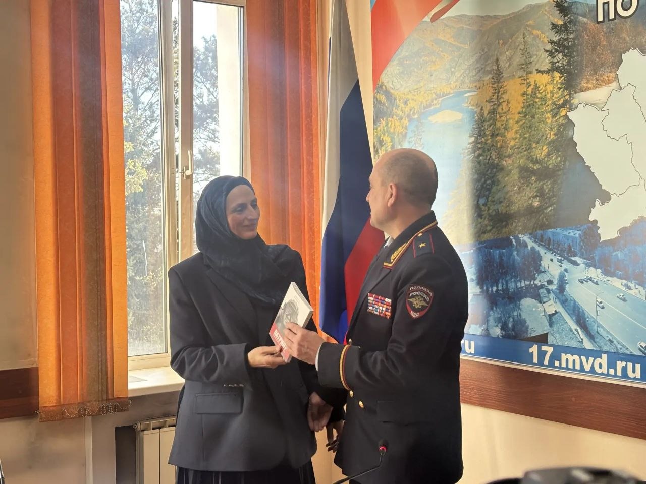 В МВД по Республике Тыва почтили память героев: мать первого Героя России Сапижат Мазаева провела урок мужества для сотрудников полиции В МВД по Республике Тыва почтили память героев: мать первого Героя России Сапижат Мазаева провела урок мужества для сотрудников полиции