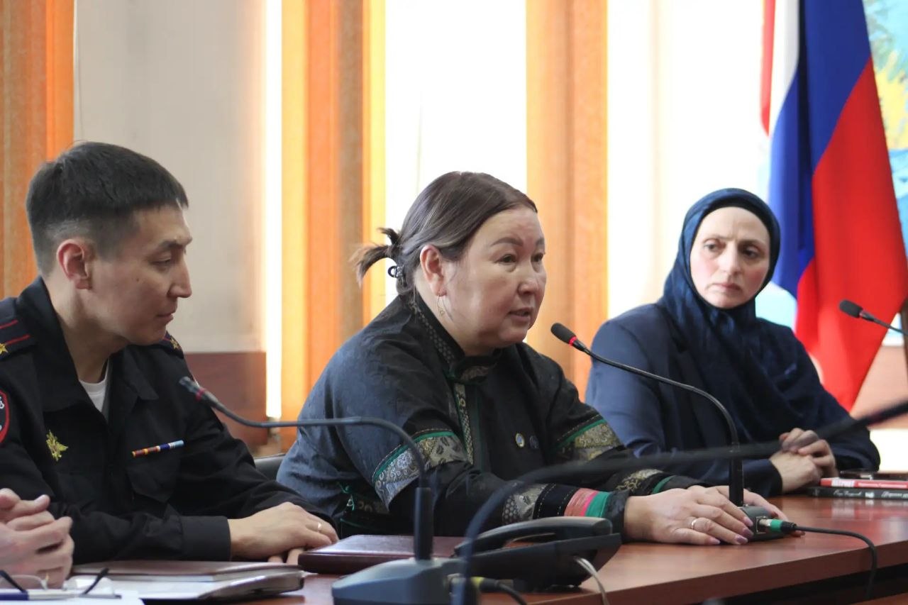 В МВД по Республике Тыва почтили память героев: мать первого Героя России Сапижат Мазаева провела урок мужества для сотрудников полиции В МВД по Республике Тыва почтили память героев: мать первого Героя России Сапижат Мазаева провела урок мужества для сотрудников полиции