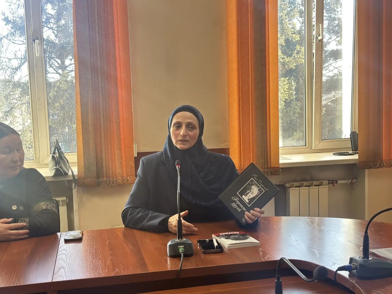 В МВД по Республике Тыва почтили память героев: мать первого Героя России Сапижат Мазаева провела урок мужества для сотрудников полиции В МВД по Республике Тыва почтили память героев: мать первого Героя России Сапижат Мазаева провела урок мужества для сотрудников полиции