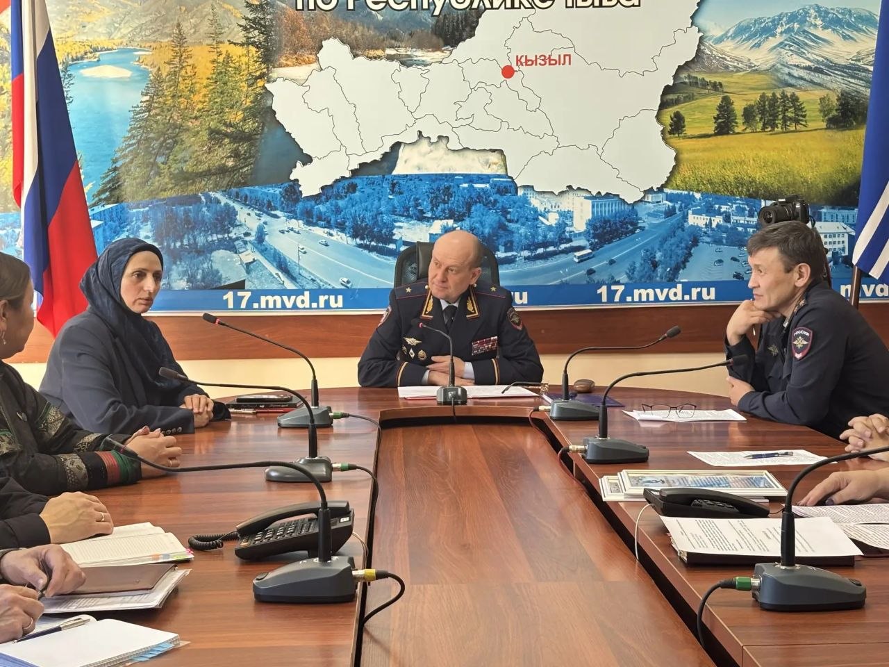 В МВД по Республике Тыва почтили память героев: мать первого Героя России Сапижат Мазаева провела урок мужества для сотрудников полиции В МВД по Республике Тыва почтили память героев: мать первого Героя России Сапижат Мазаева провела урок мужества для сотрудников полиции