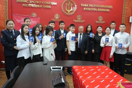 12 юных жителей Кызыла получили первые паспорта в рамках программы «Мы — граждане России»
