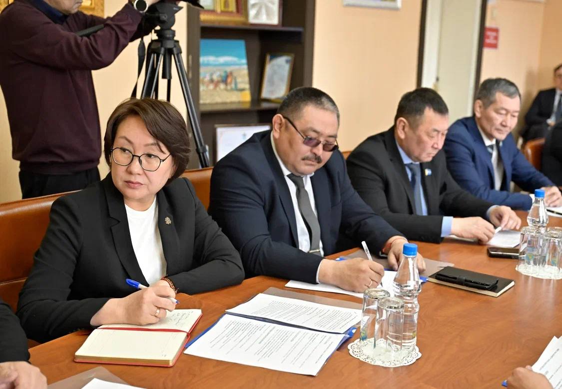 Владислав Ховалыг: Сегодня встретился с активом «Единой России» — депутатами Верховного Хурала, руководителями и сотрудниками регионального отделения Партии Владислав Ховалыг: Сегодня встретился с активом «Единой России» — депутатами Верховного Хурала, руководителями и сотрудниками регионального отделения Партии