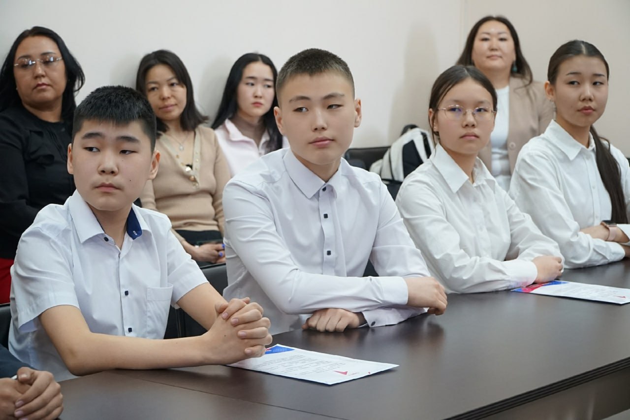 12 юных жителей Кызыла получили первые паспорта в рамках программы «Мы — граждане России» 12 юных жителей Кызыла получили первые паспорта в рамках программы «Мы — граждане России»