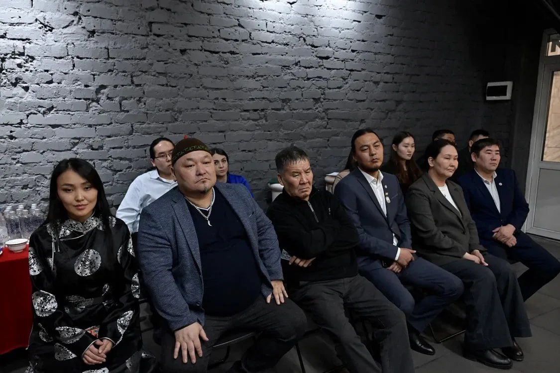 Владислав Ховалыг поздравил Национальный театр Тувы с 90-летием Владислав Ховалыг поздравил Национальный театр Тувы с 90-летием