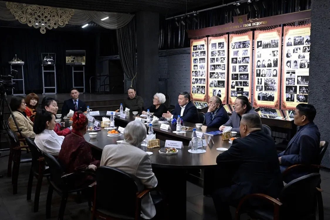 Владислав Ховалыг поздравил Национальный театр Тувы с 90-летием Владислав Ховалыг поздравил Национальный театр Тувы с 90-летием