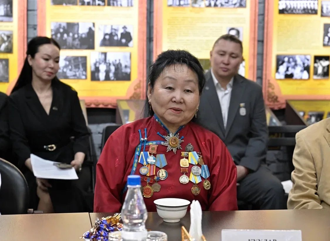 Владислав Ховалыг поздравил Национальный театр Тувы с 90-летием Владислав Ховалыг поздравил Национальный театр Тувы с 90-летием