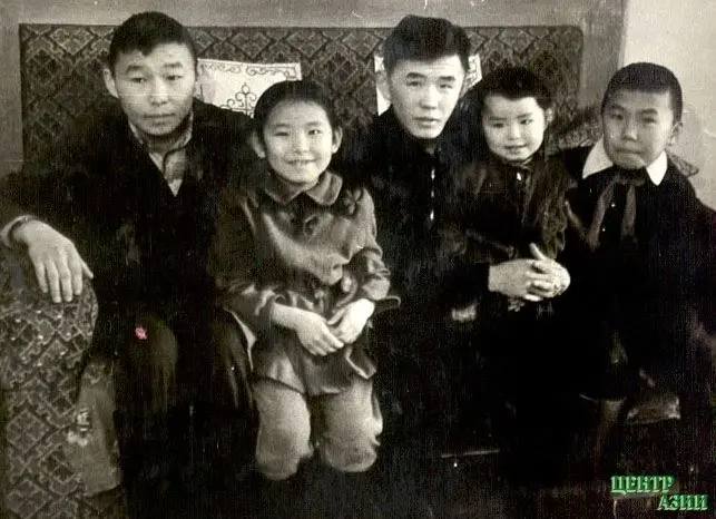 Рубрика «Созидатели Тувы». Династия Мунзук: преемственность таланта и служения творчеству Династия театральных деятелей Мунзук занимает особое место в истории культуры Тувы и российского театра Рубрика «Созидатели Тувы». Династия Мунзук: преемственность таланта и служения творчеству Династия театральных деятелей Мунзук занимает особое место в истории культуры Тувы и российского театра