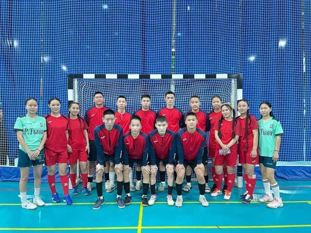 Владислав Ховалыг: «Помогли юным футболисткам из Аксы-Барлыка выехать на Всероссийский чемпионат» Владислав Ховалыг: «Помогли юным футболисткам из Аксы-Барлыка выехать на Всероссийский чемпионат»