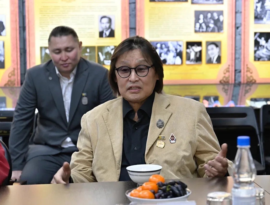 Владислав Ховалыг поздравил Национальный театр Тувы с 90-летием Владислав Ховалыг поздравил Национальный театр Тувы с 90-летием