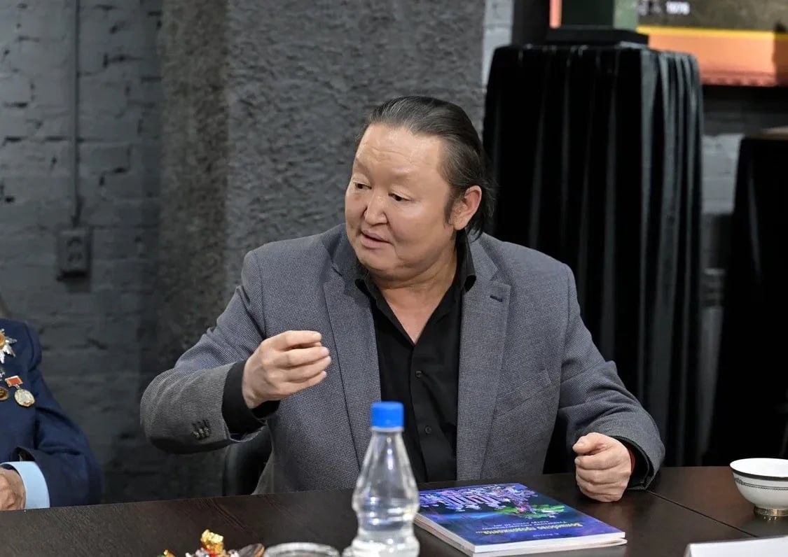 Владислав Ховалыг поздравил Национальный театр Тувы с 90-летием Владислав Ховалыг поздравил Национальный театр Тувы с 90-летием