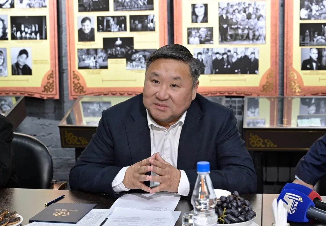 Владислав Ховалыг поздравил Национальный театр Тувы с 90-летием Владислав Ховалыг поздравил Национальный театр Тувы с 90-летием