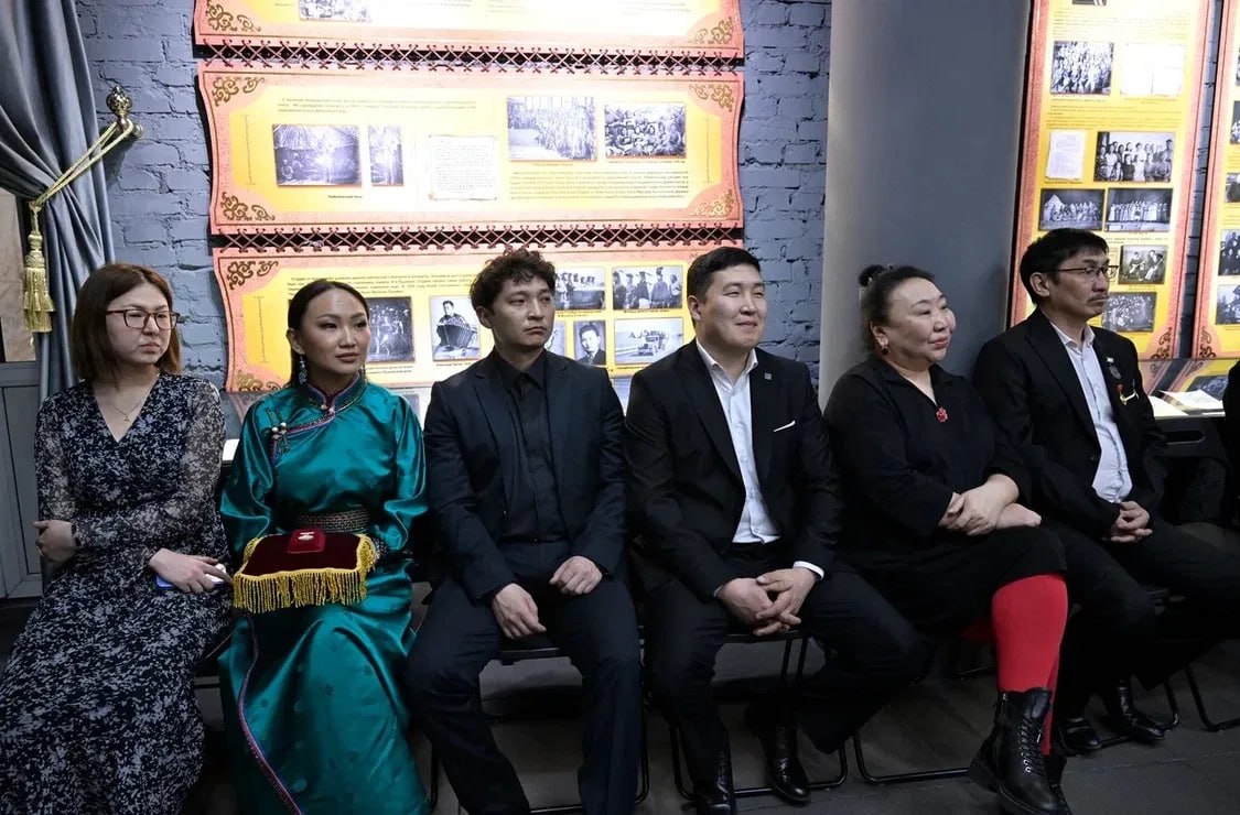 Владислав Ховалыг поздравил Национальный театр Тувы с 90-летием Владислав Ховалыг поздравил Национальный театр Тувы с 90-летием