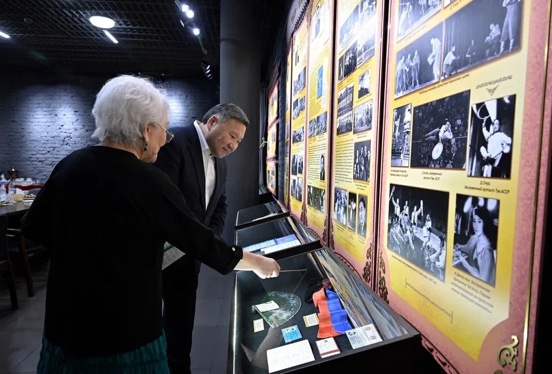 Владислав Ховалыг поздравил Национальный театр Тувы с 90-летием