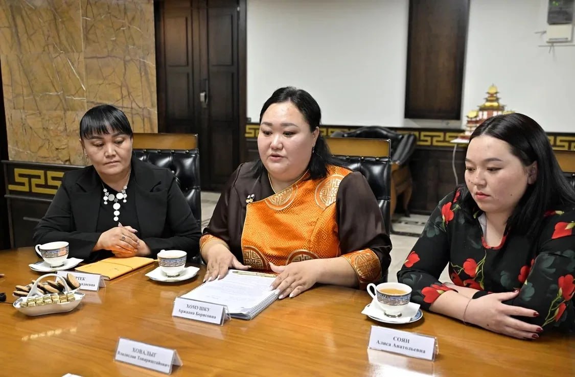 Владислав Ховалыг: «Помогли юным футболисткам из Аксы-Барлыка выехать на Всероссийский чемпионат» Владислав Ховалыг: «Помогли юным футболисткам из Аксы-Барлыка выехать на Всероссийский чемпионат»