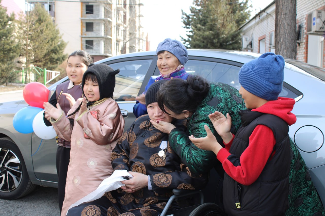 Ветерану боевых действий вручен автомобиль с ручным управлением Ветерану боевых действий вручен автомобиль с ручным управлением