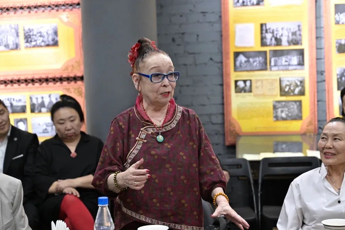 Владислав Ховалыг поздравил Национальный театр Тувы с 90-летием Владислав Ховалыг поздравил Национальный театр Тувы с 90-летием