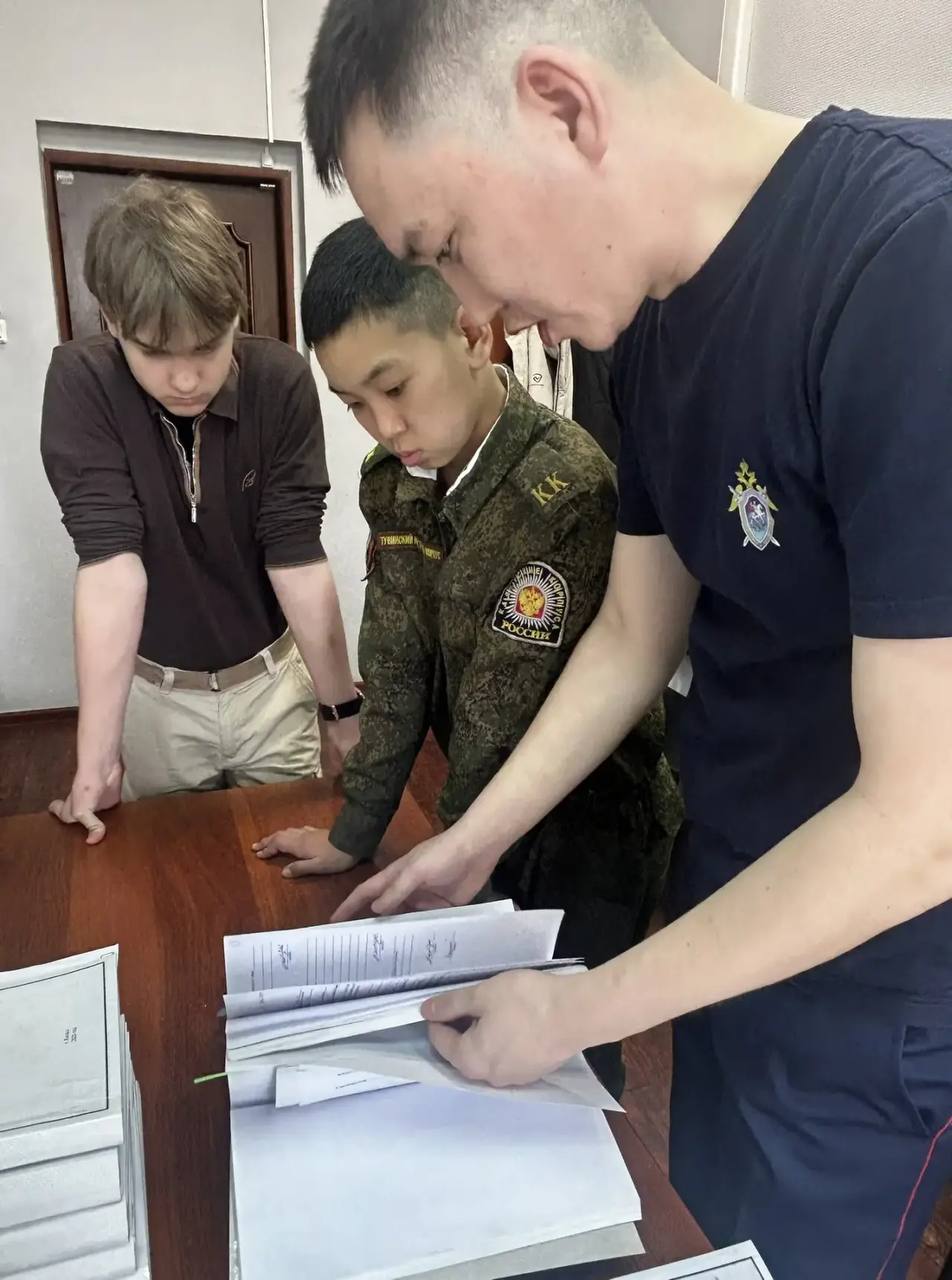 В рамках проекта «Юный помощник правоохранительных органов и силовых структур» в гостях у следователей побывали Доржу Ортун и Павел Киселев В рамках проекта «Юный помощник правоохранительных органов и силовых структур» в гостях у следователей побывали Доржу Ортун и Павел Киселев