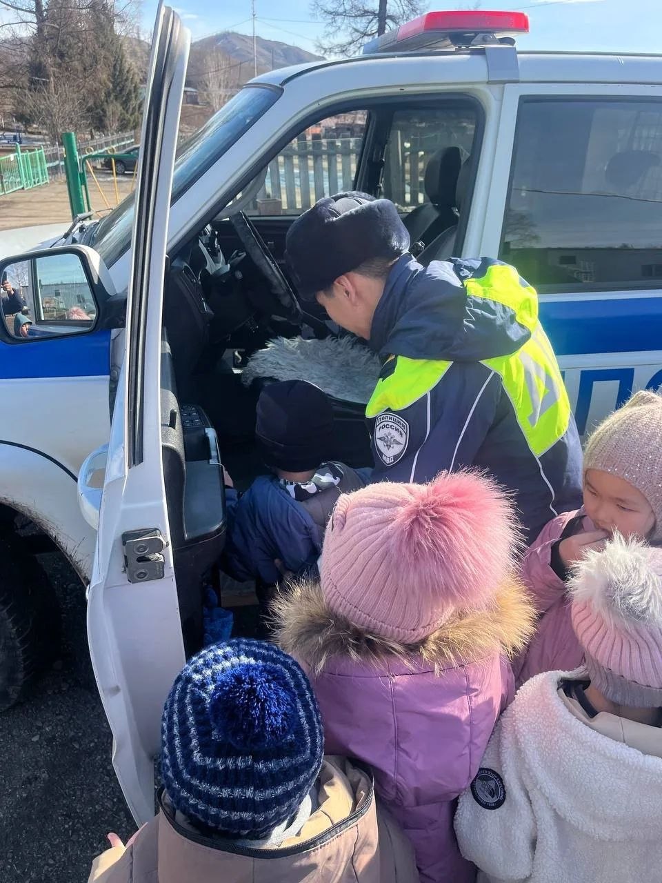 В с. Хову-Аксы инспектор ДПС провел занятие с дошкольниками В с. Хову-Аксы инспектор ДПС провел занятие с дошкольниками