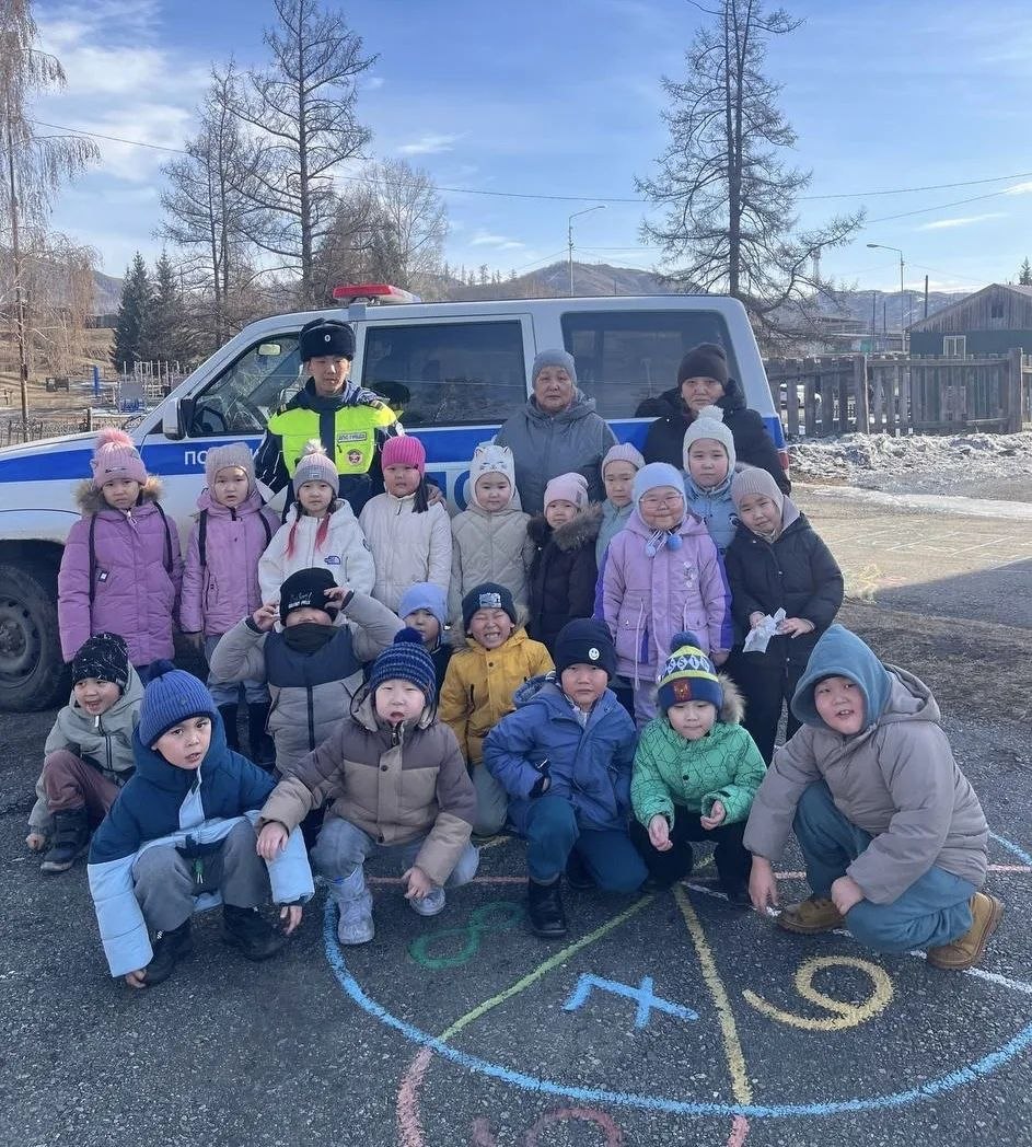 В с. Хову-Аксы инспектор ДПС провел занятие с дошкольниками В с. Хову-Аксы инспектор ДПС провел занятие с дошкольниками