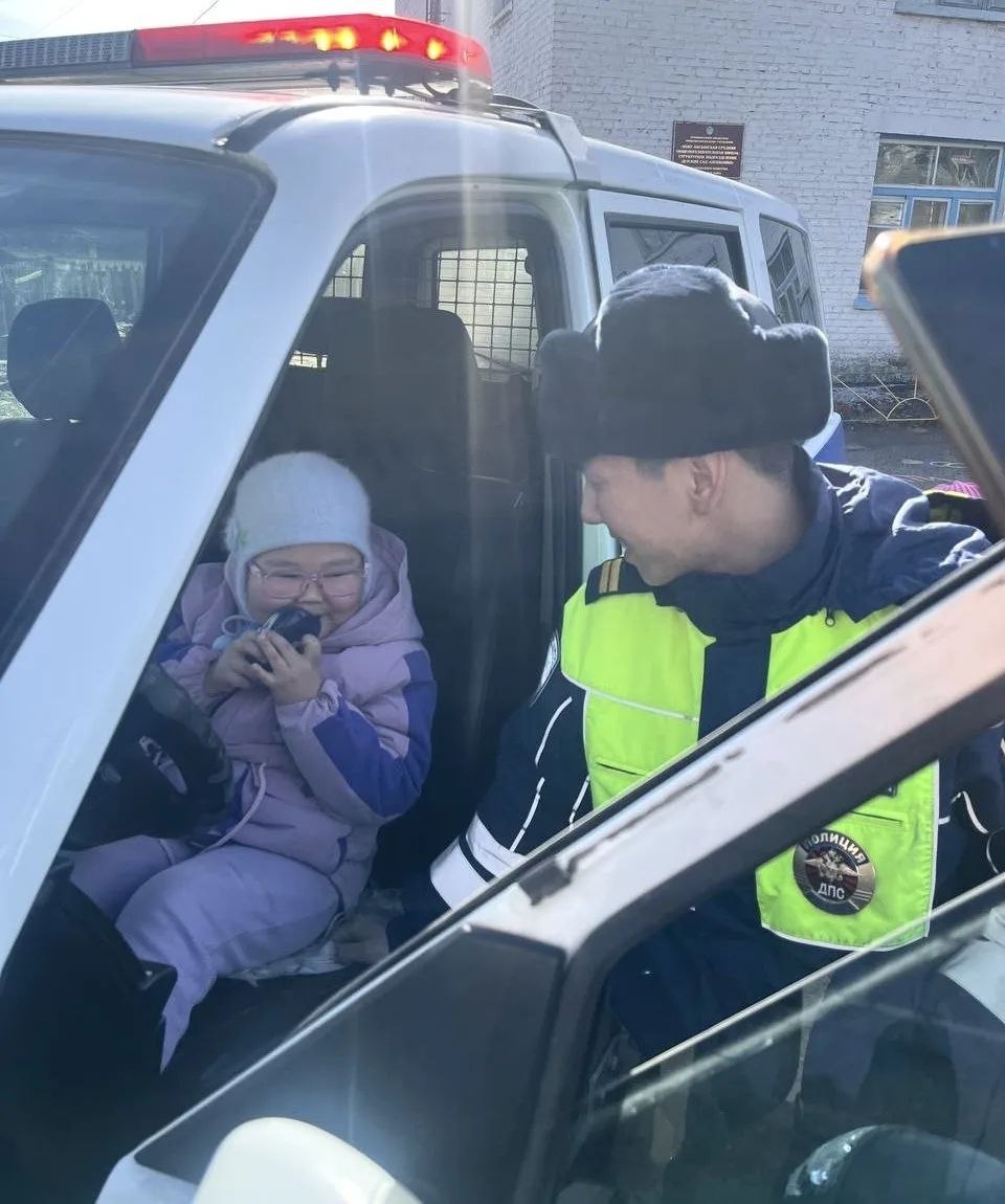 В с. Хову-Аксы инспектор ДПС провел занятие с дошкольниками