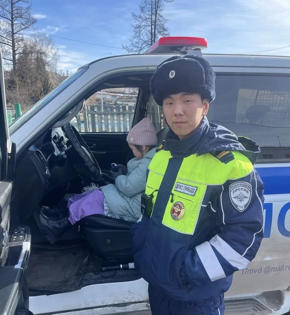 В с. Хову-Аксы инспектор ДПС провел занятие с дошкольниками В с. Хову-Аксы инспектор ДПС провел занятие с дошкольниками