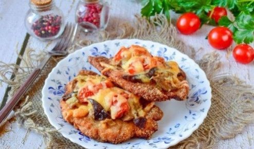 Вкусный шницель с грибами и помидорами для идеального ужина