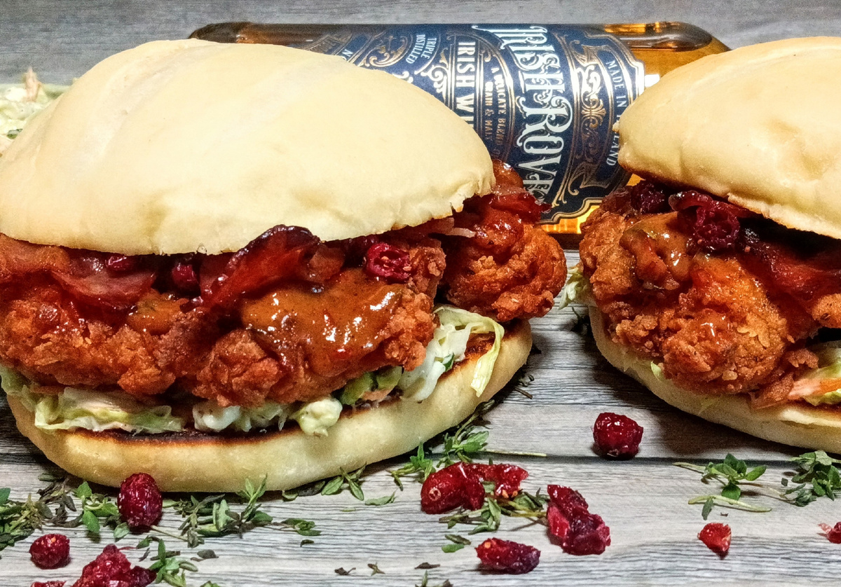 Сэндвич с курицей в маринаде «Кровавая Мэри» и коулслоу с голубым сыром