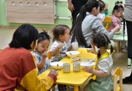 Во время отчета Владислав Ховалыг напомнил, что в 2025 году были введены новые меры поддержки детей участников СВО