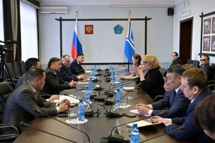 Владислав Ховалыг встретился с представителями Фондов по изучению культуры коренных народов