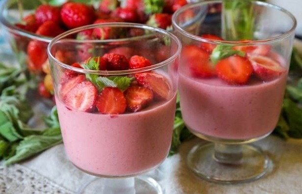 Нежное желе из ряженки с клубникой: легкий десерт для лета