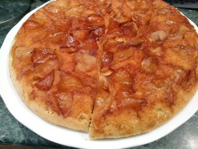 Простой яблочный пирог за 15 минут: готовим на сковороде без духовки